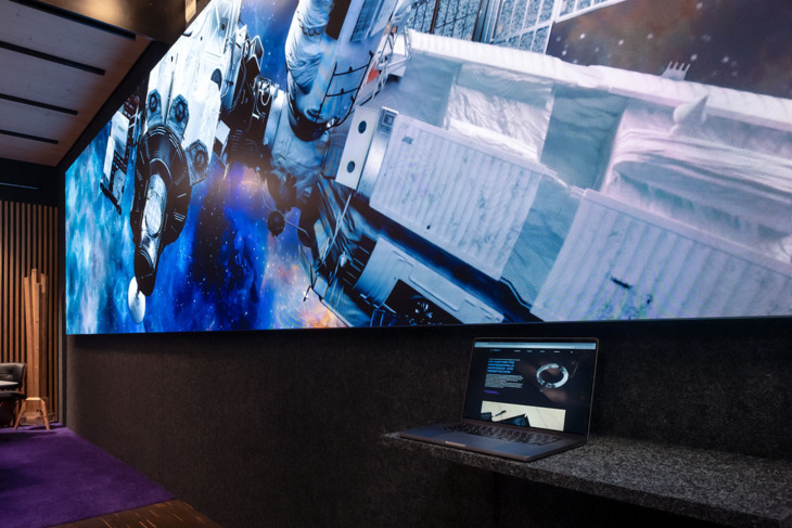 Leinwandgröße und Abstand im Konferenzraum berechnen